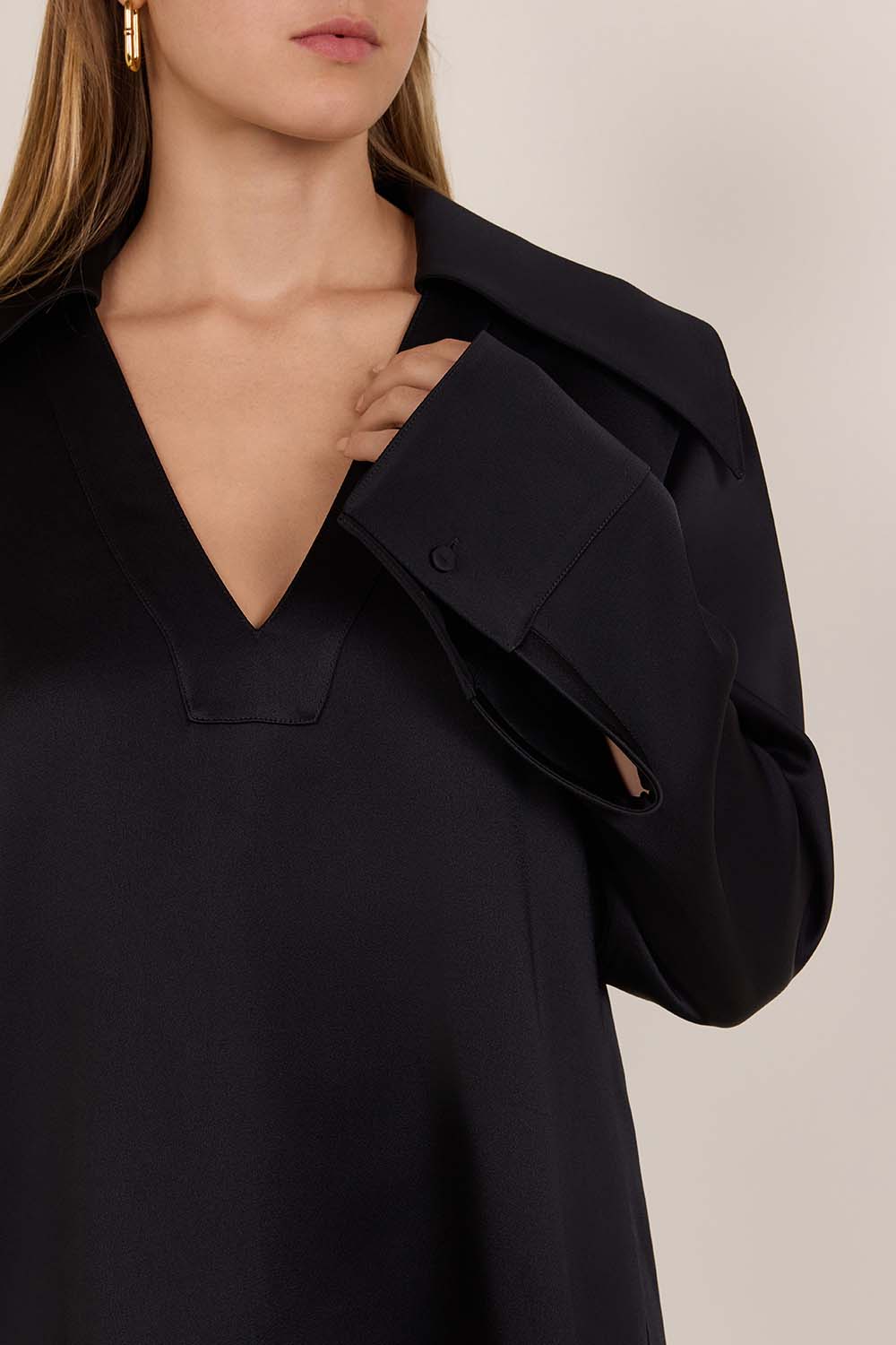 תמונת תקריב דוגמן של חולצה עם צווארון פתוח