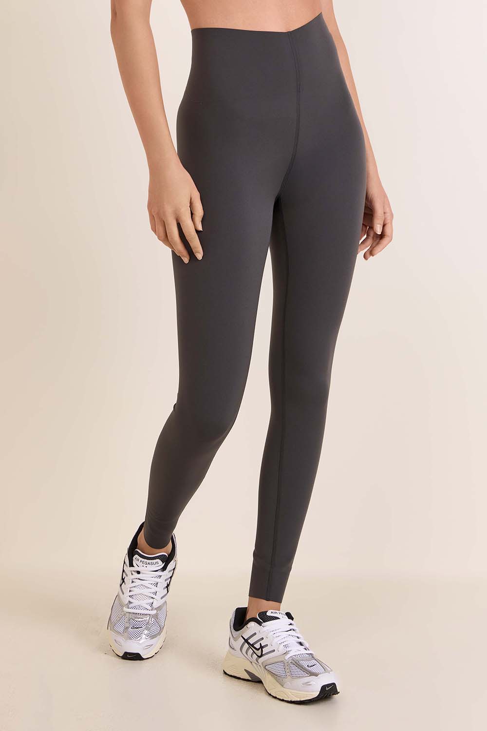 תמונת דוגמן קידמית של Glow Up™ Super-High-Rise Tight 28