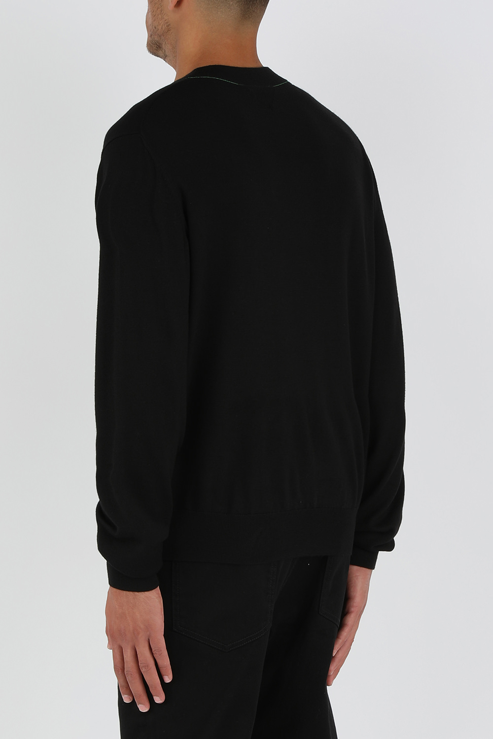 תמונת דוגמן אחורית של סוודר צמר קלאסי