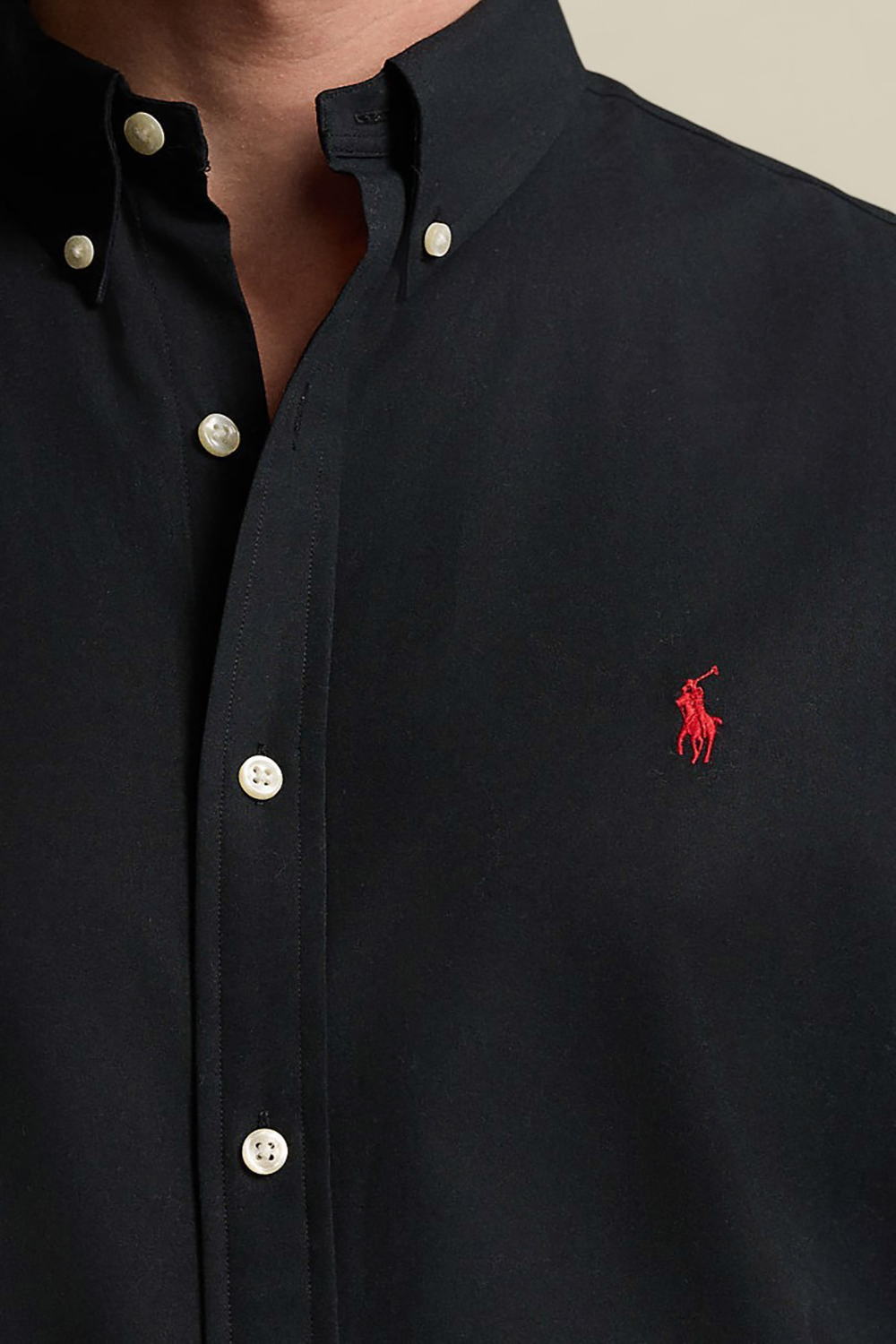 תמונת תקריב דוגמן של חולצת כפתורים סלים פיט