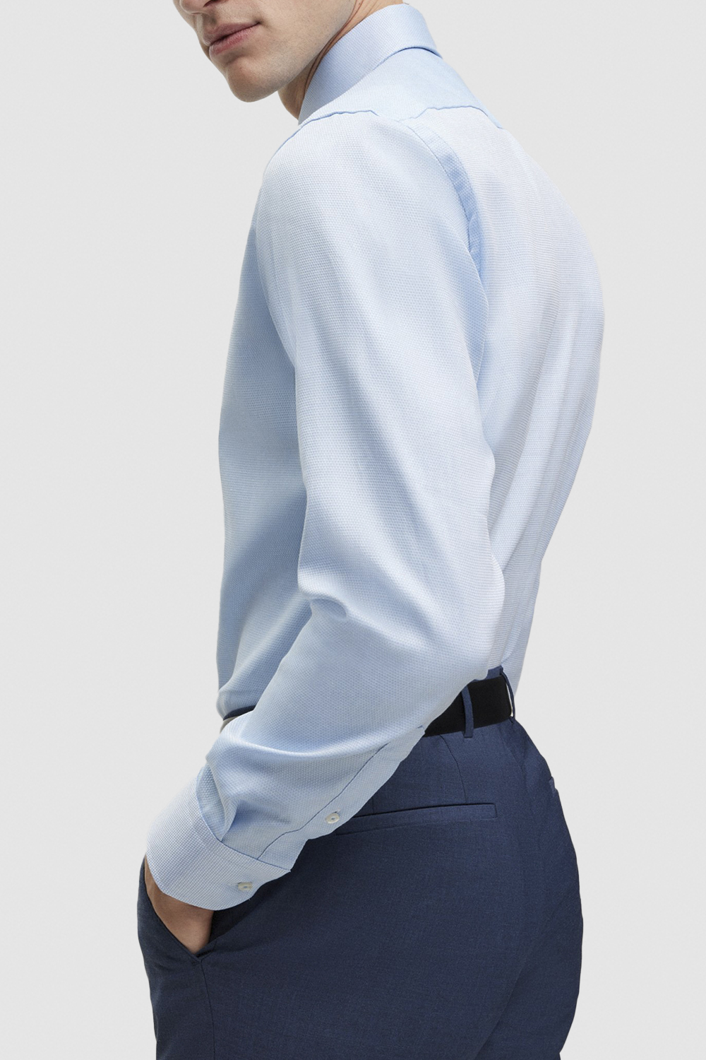 תמונת דוגמן אחורית של חולצה מכופתרת מכותנה