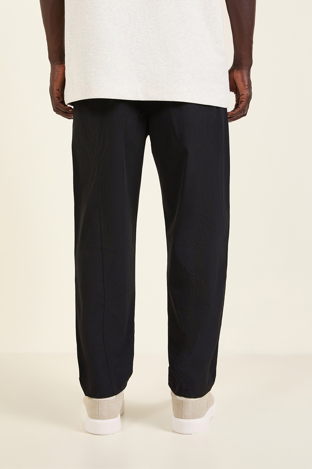 תמונת דוגמן אחורית של מכנסיים ארוכים