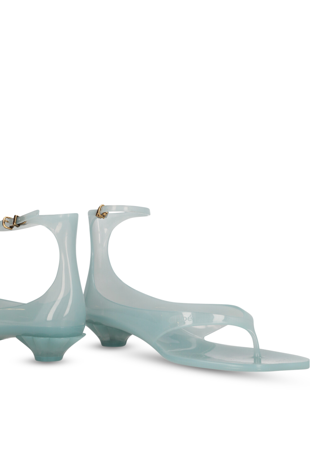 תמונת תקריב של סנדלי אצבע שקופים