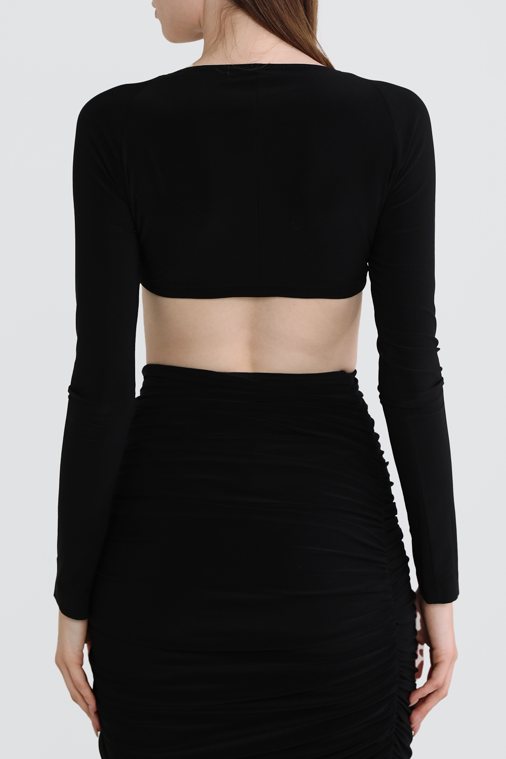 תמונת דוגמן אחורית של קרופ טופ עם שרוולים ארוכים