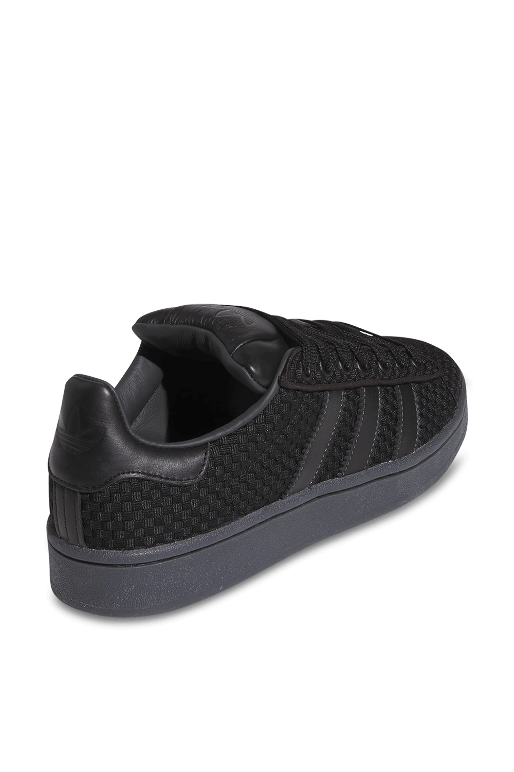 תמונת תקריב של נעלי סניקרס קמפוס