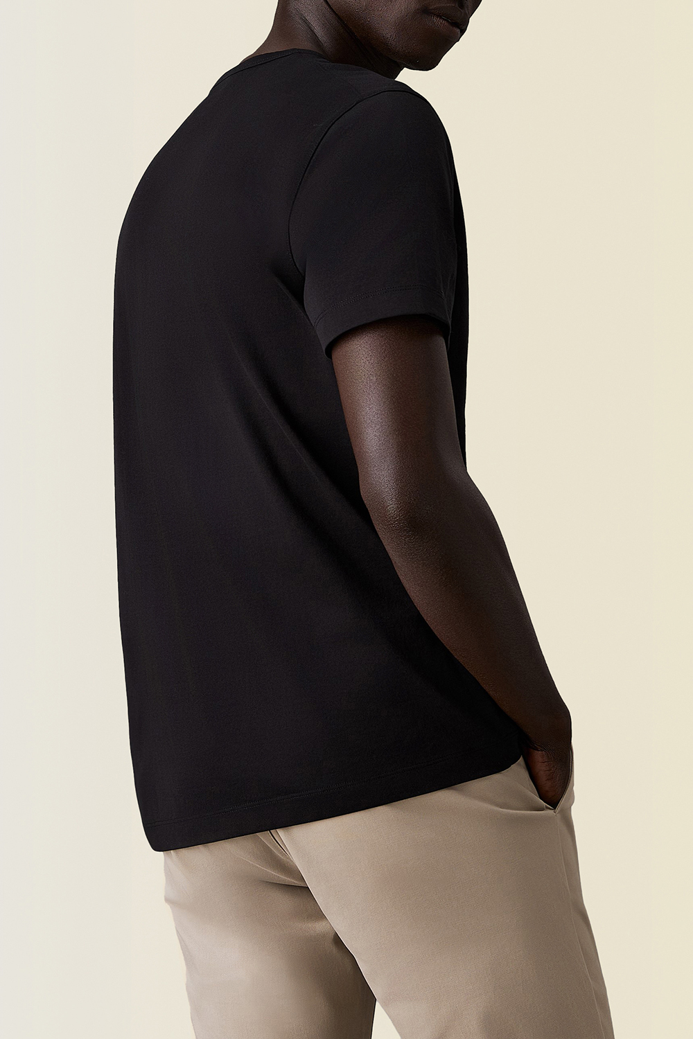 תמונת דוגמן אחורית של חולצת טי