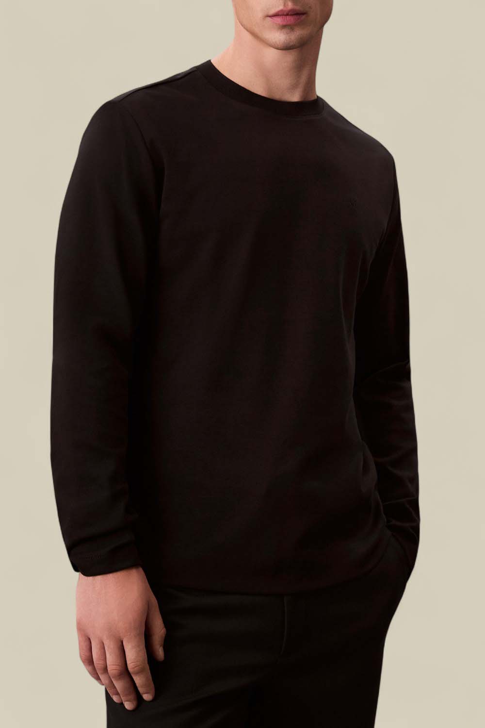 תמונת דוגמן קידמית של חולצת טי שרוול ארוך