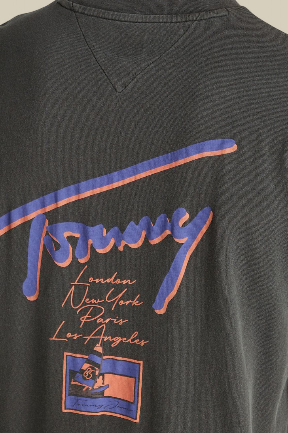 תמונת תקריב דוגמן של חולצת טי