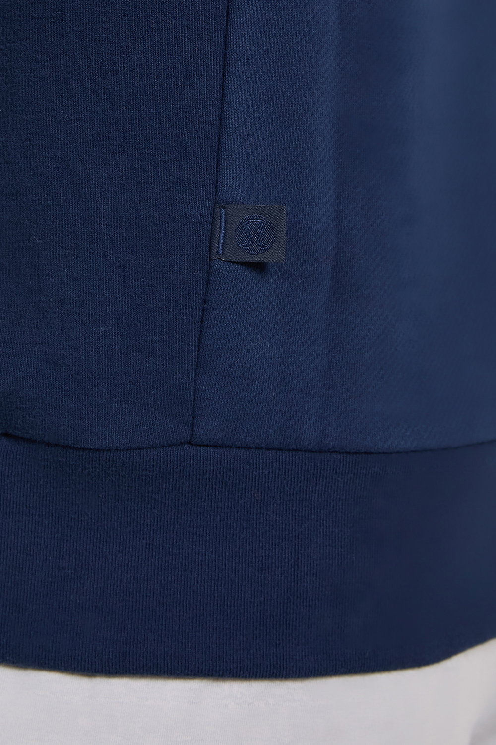 תמונת תקריב דוגמן של French Terry Classic-Fit Crewneck