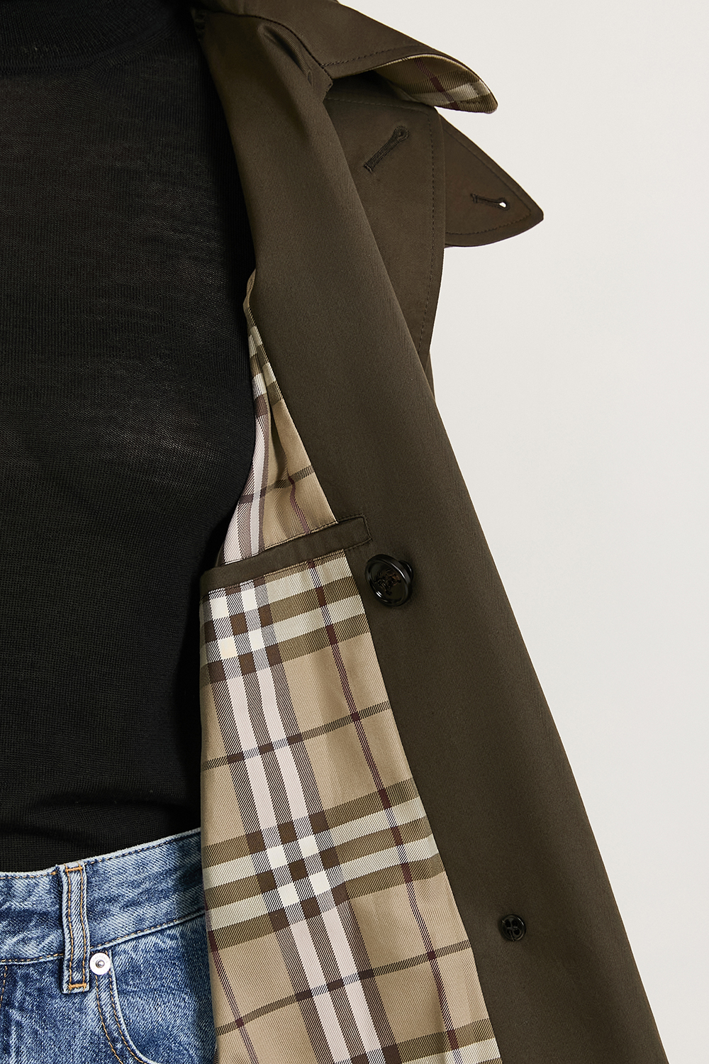 תמונת תקריב דוגמן של מעיל טרנץ'