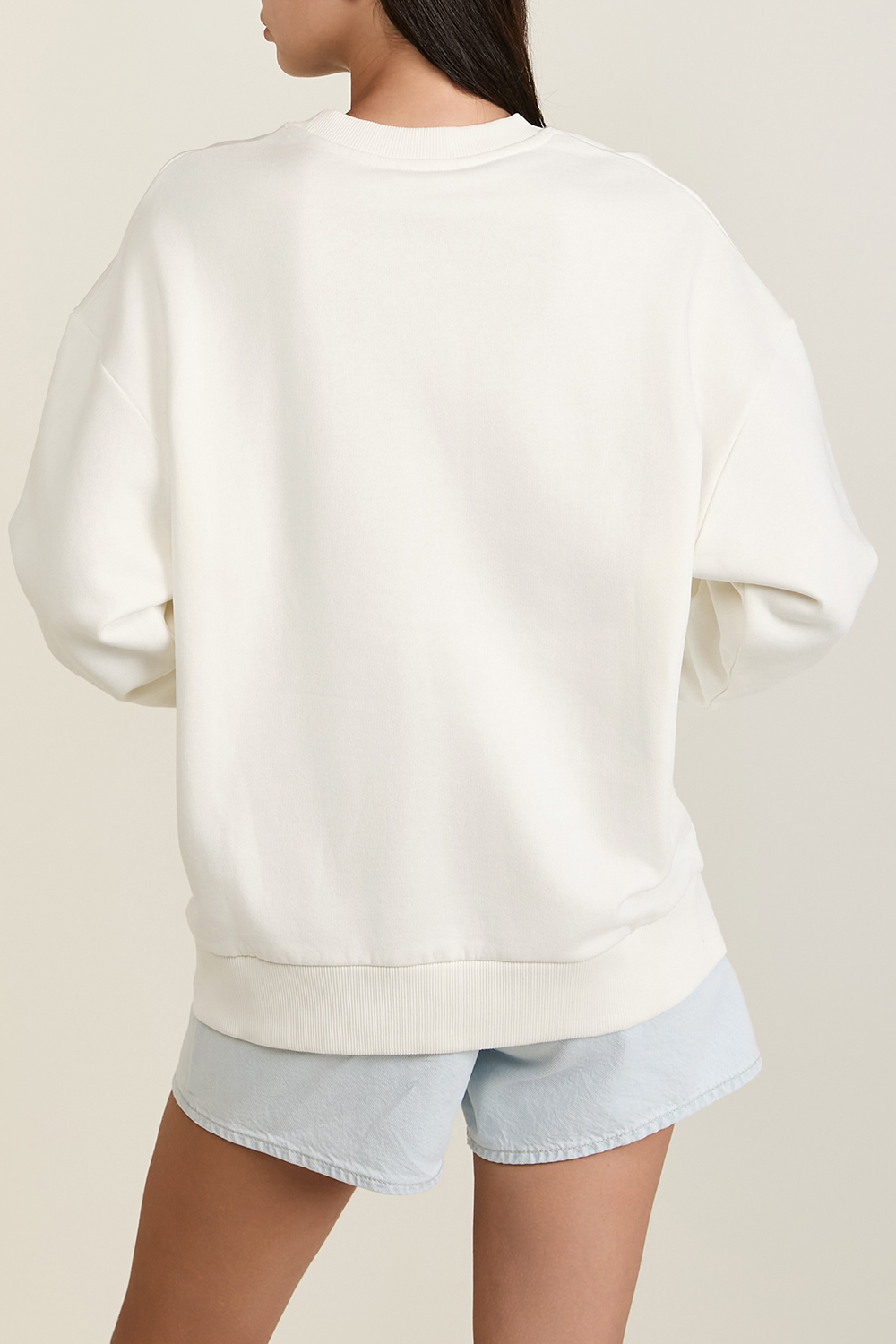 תמונת דוגמן אחורית של סווטשירט קולג' אוברסייז