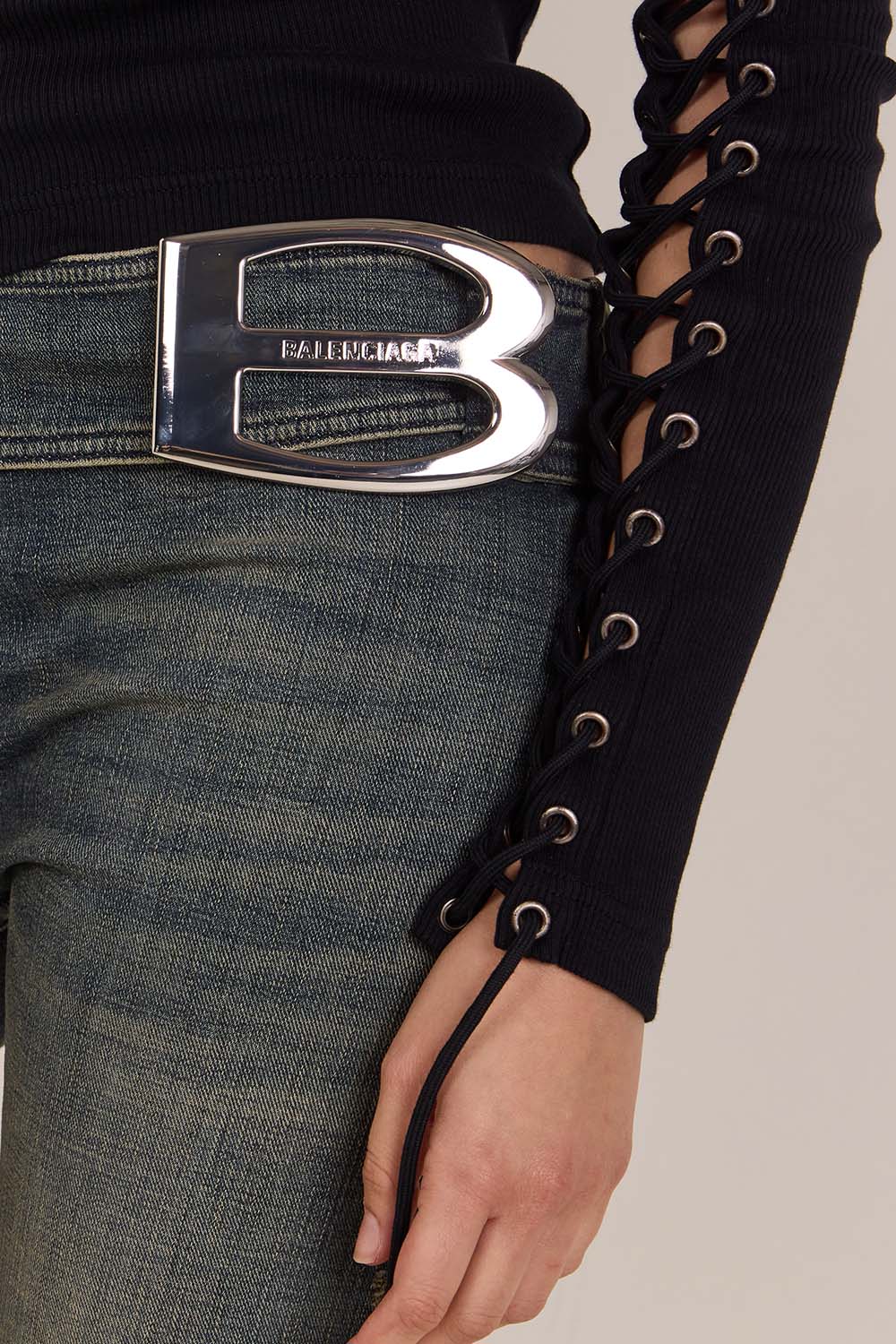 תמונת תקריב דוגמן של מכנסי ג'ינס בגזרה מתרחבת