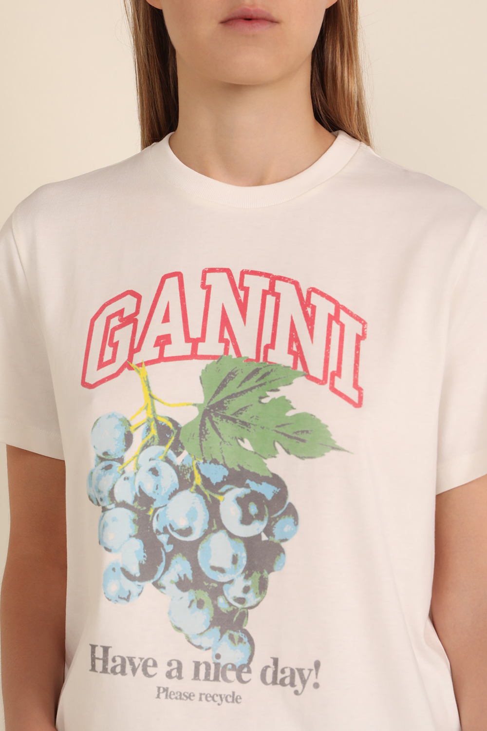 תמונת תקריב דוגמן של חולצת טי משוחררת