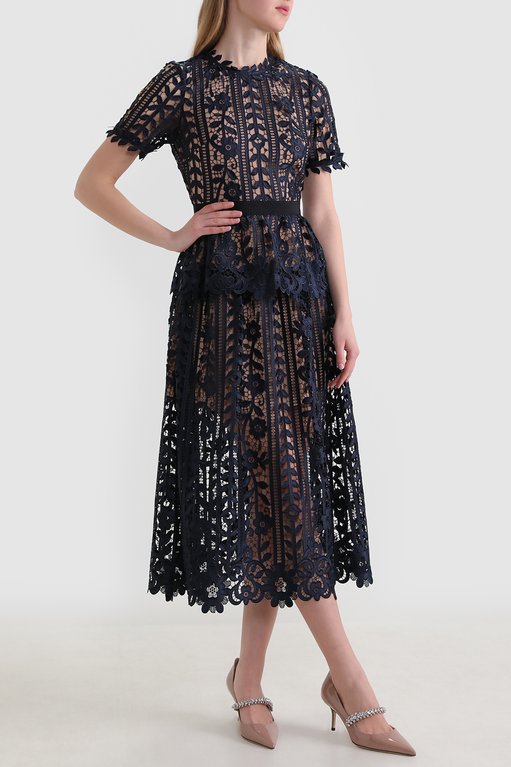 תמונת דוגמן קידמית של שמלת מידי מתחרה