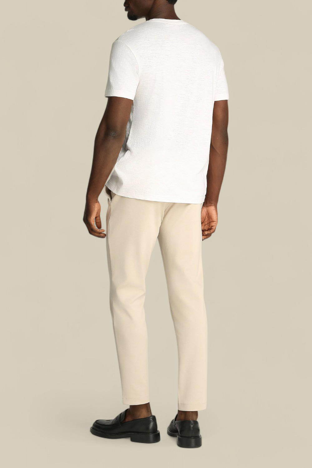 תמונת דוגמן אחורית של חולצת טי