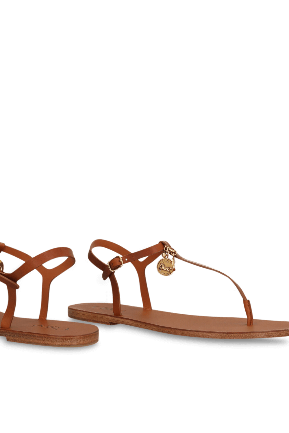 תמונת תקריב של סנדלים