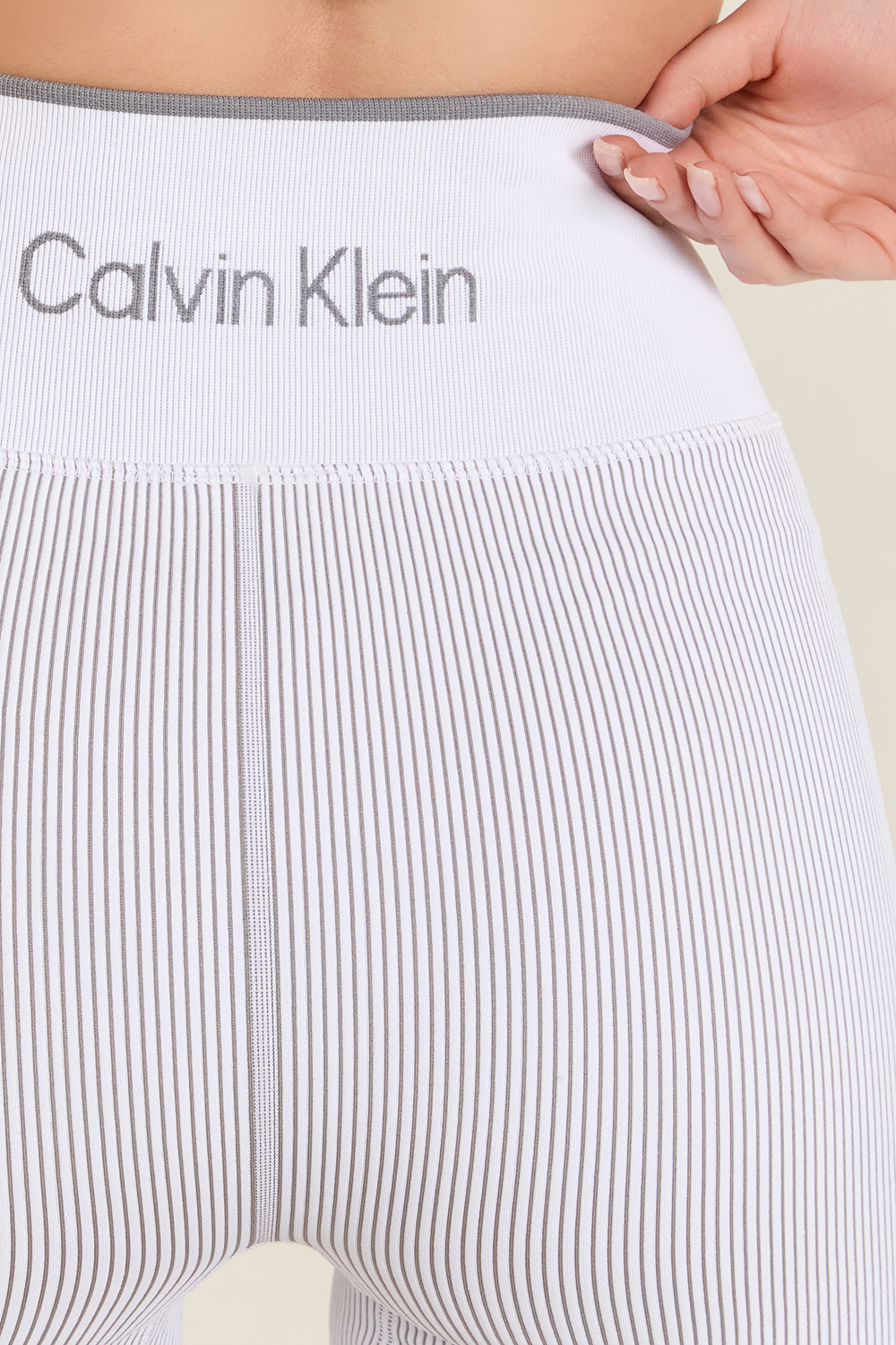 תמונת תקריב דוגמן של מכנסי טייץ קצרים