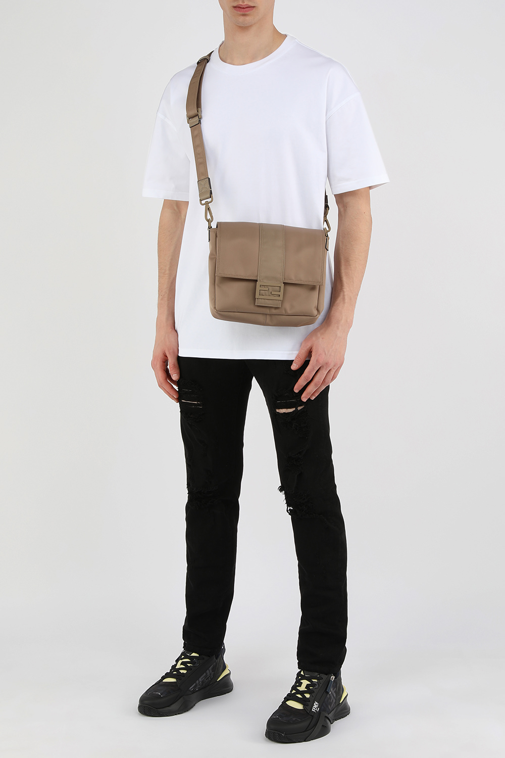 תמונת דוגמן קידמית של תיק צד בז' בגימור ניילון