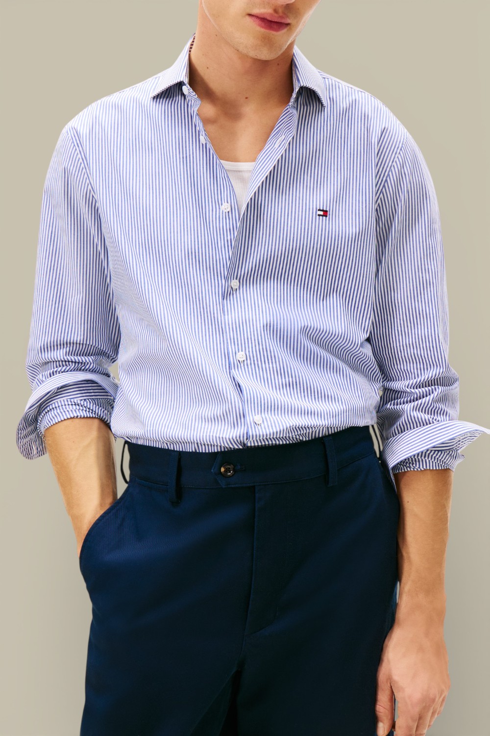 תמונת דוגמן קידמית של חולצת כפתורים