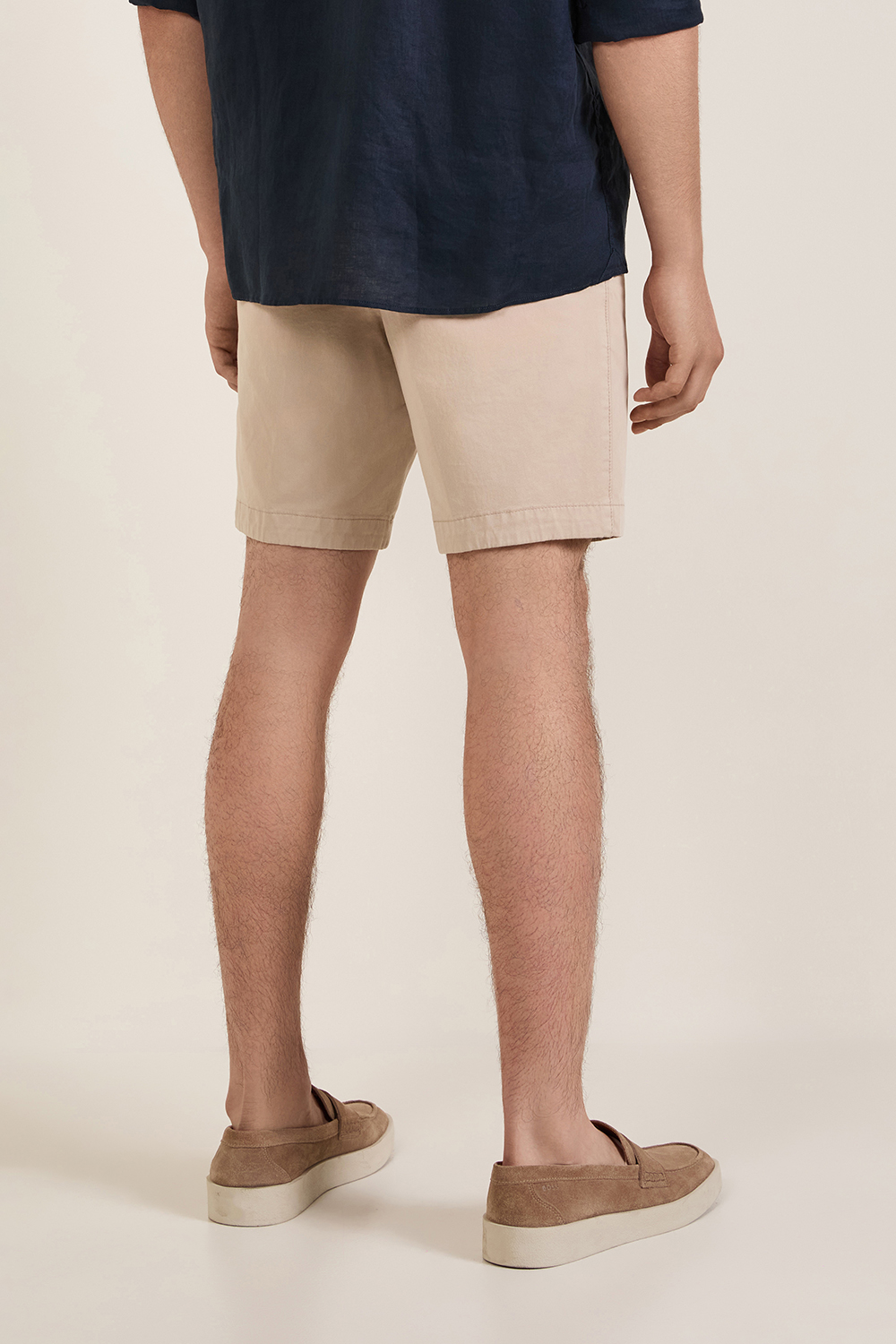 תמונת דוגמן אחורית של מכנסיים קצרים