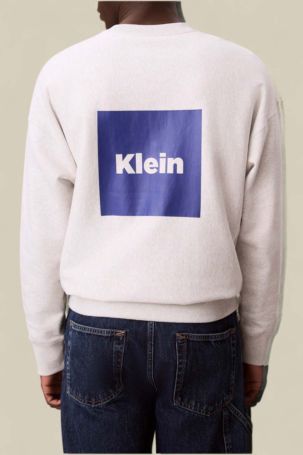 תמונת דוגמן אחורית של סווטשירט