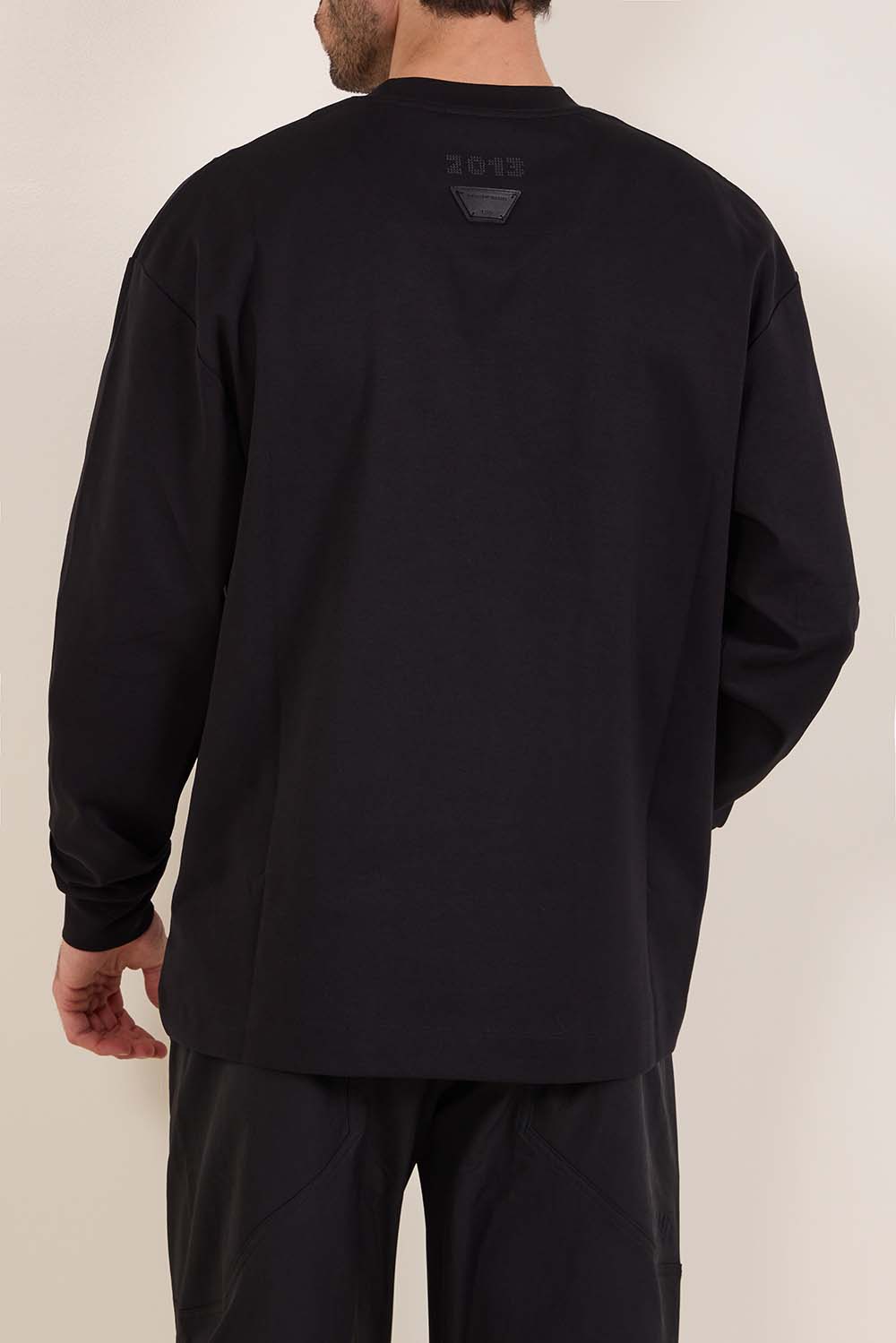 תמונת דוגמן אחורית של חולצת טי ארוכה אוברסייז