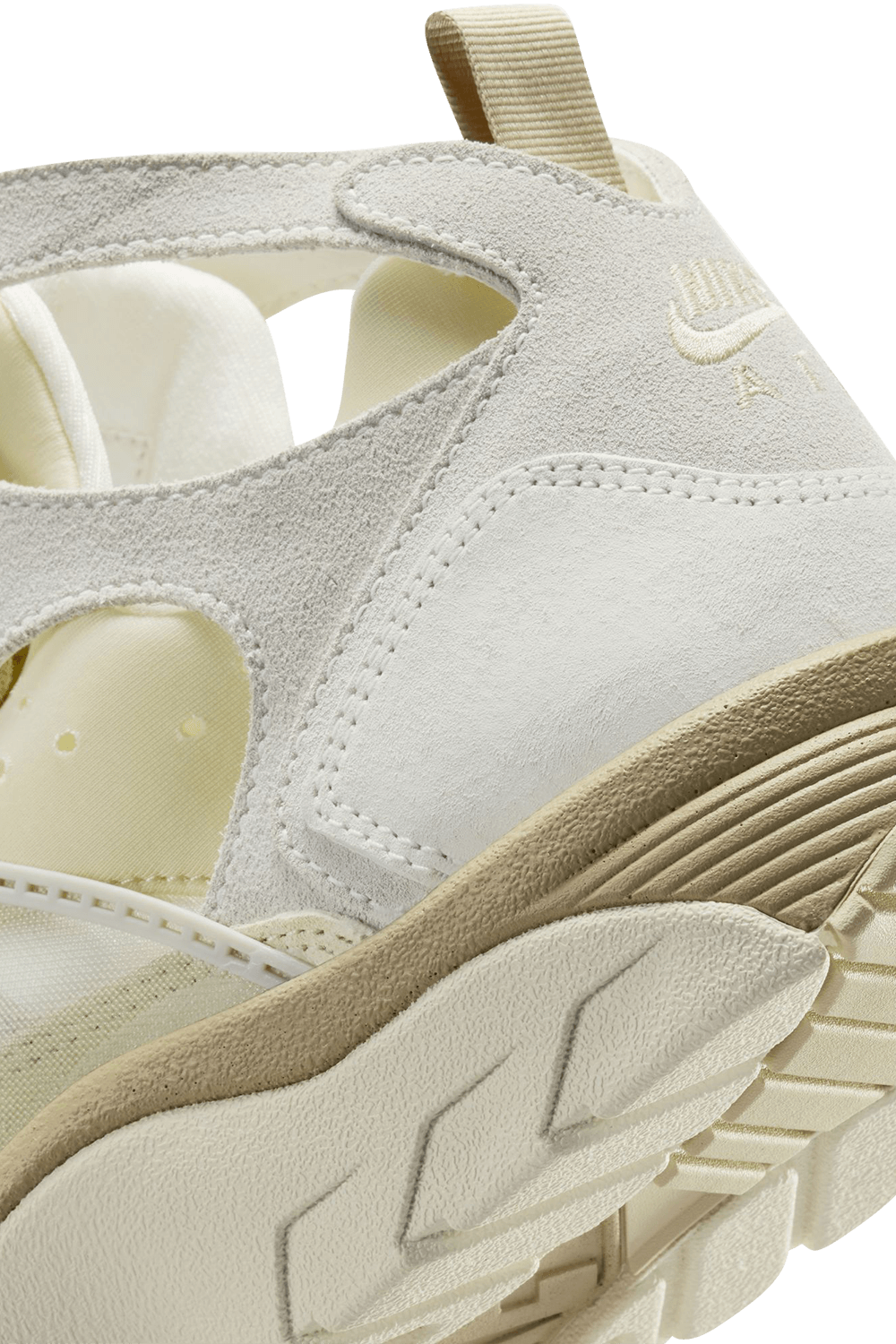 תמונת תקריב של נעלי סניקרס אייר טריינר הואראצ’י