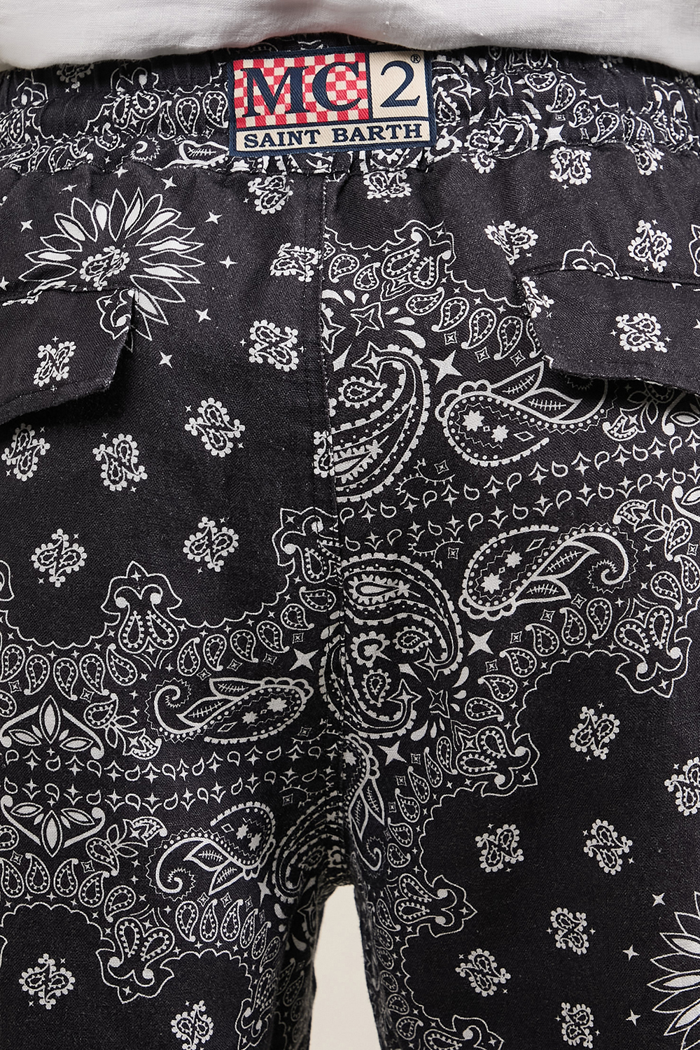 תמונת תקריב דוגמן של מכנסיים קצרים מפשתן