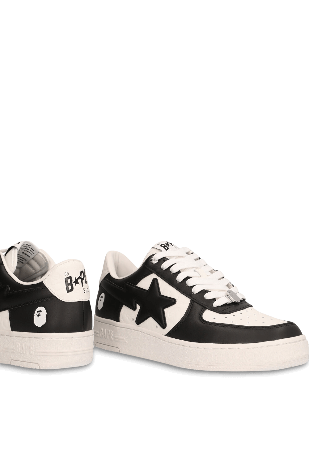 תמונת תקריב של נעלי סניקרס