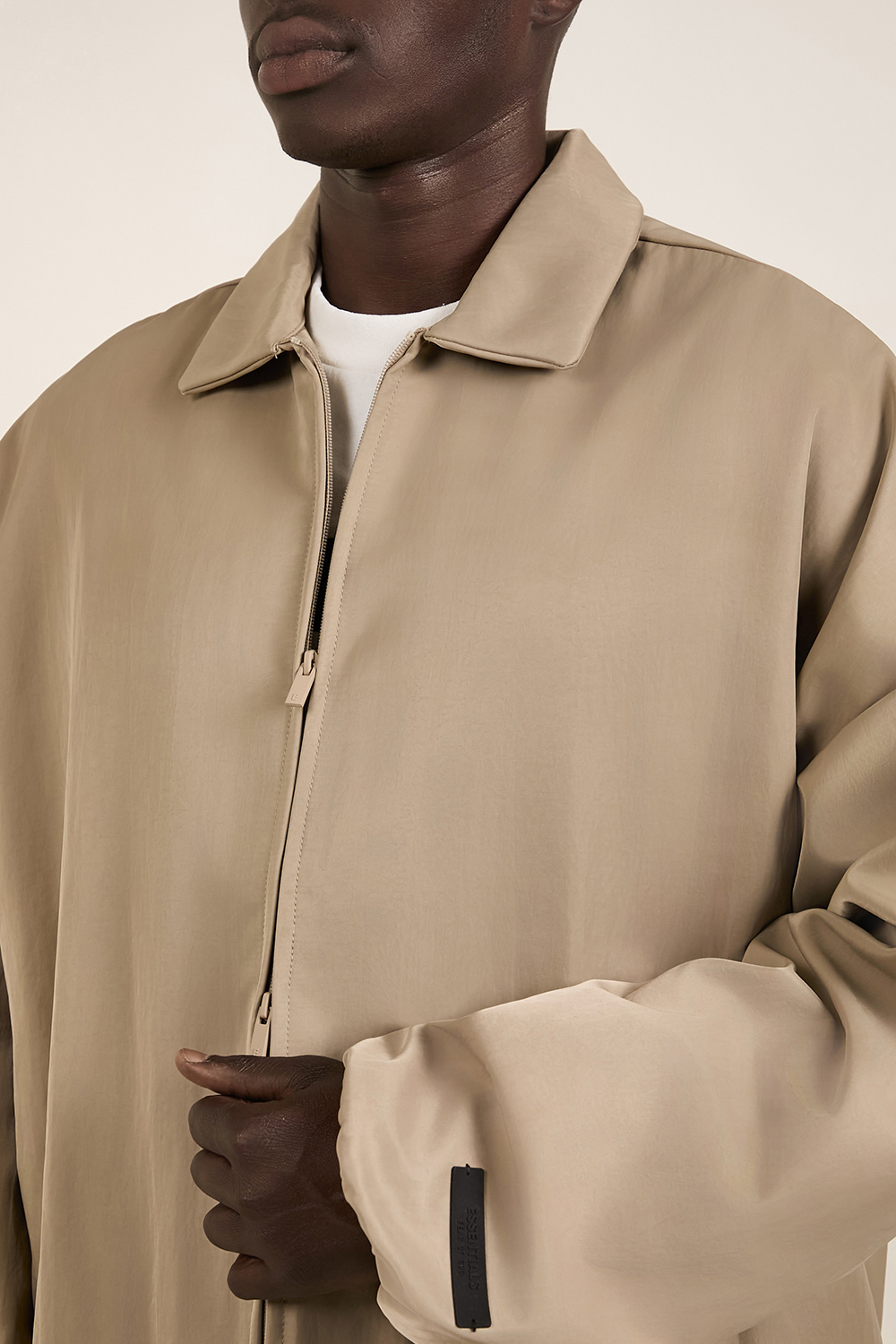 תמונת דוגמן אחורית של מעיל טרנץ' אוברסייז