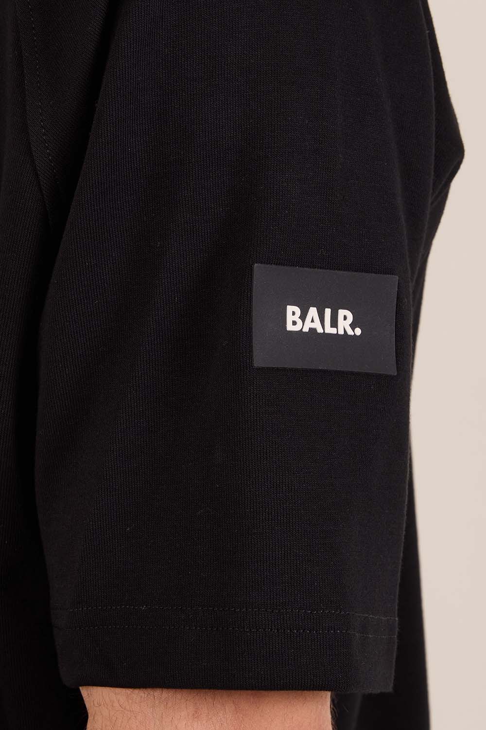 תמונת תקריב דוגמן של חולצת טי אוברסייז