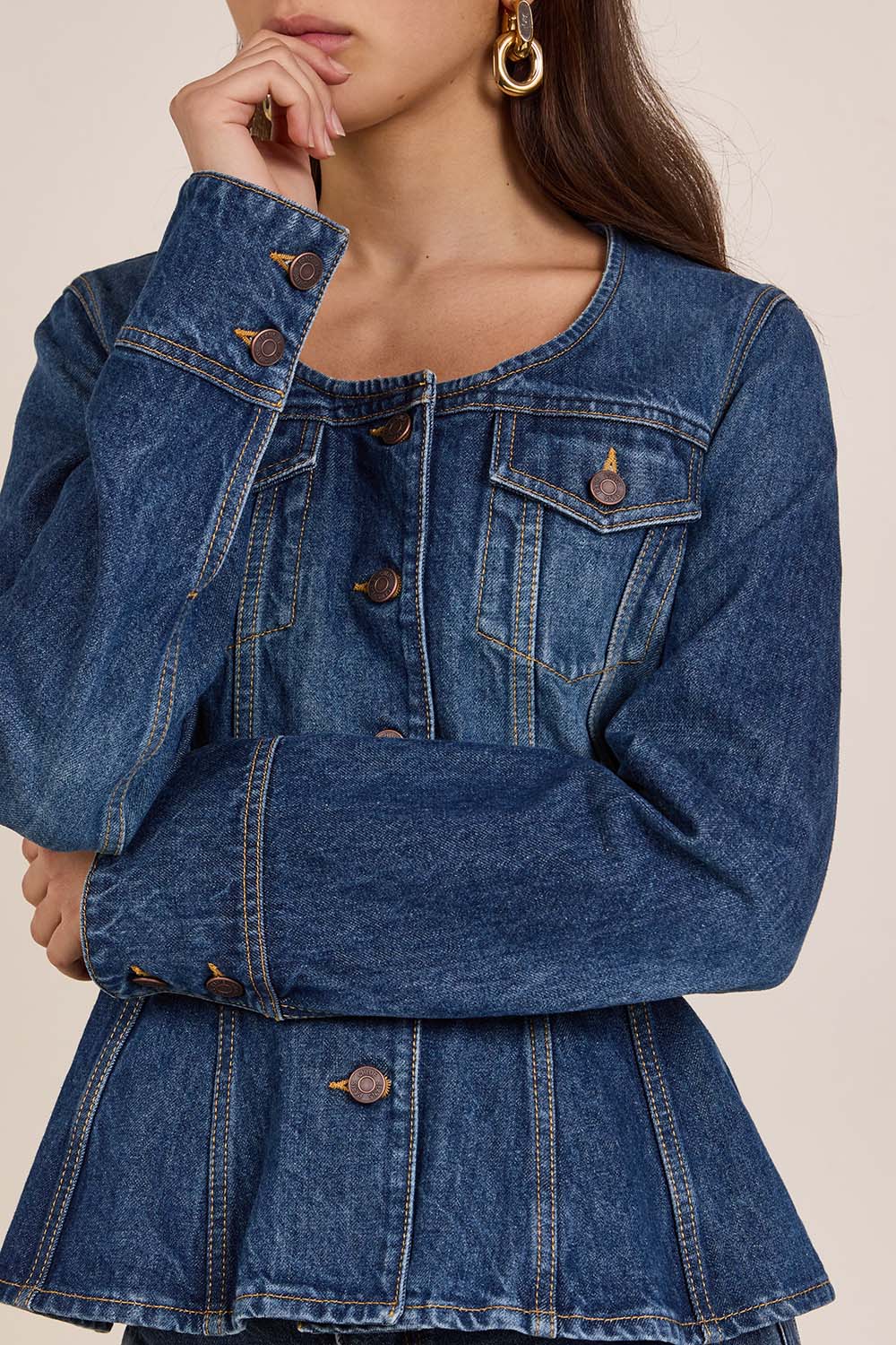 תמונת תקריב דוגמן של ז'קט ג'ינס