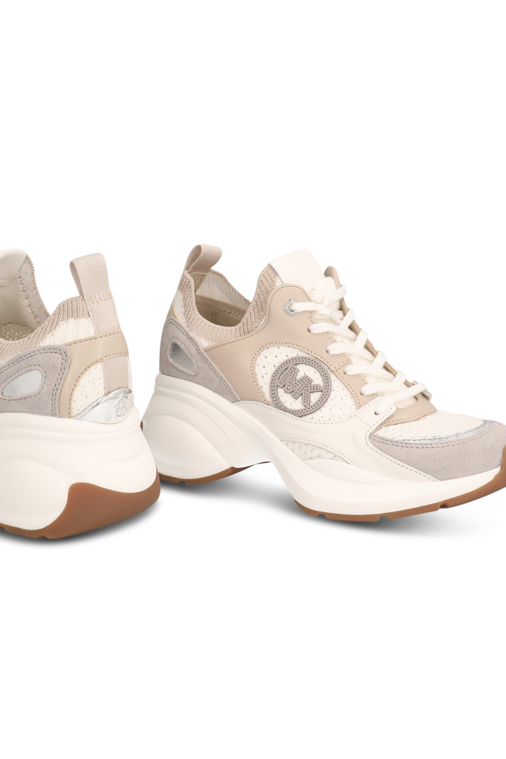 תמונת תקריב של נעלי סניקרס