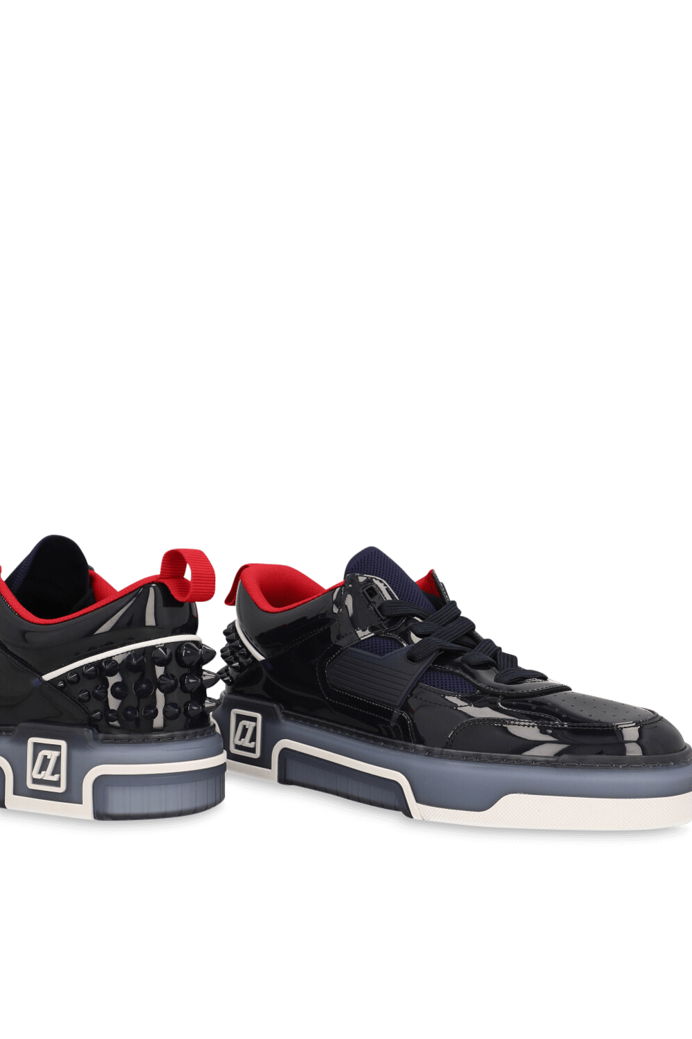 תמונת תקריב של נעלי סניקרס