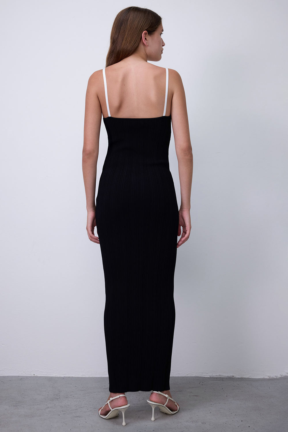 תמונת דוגמן אחורית של שמלת קרושה אמבר