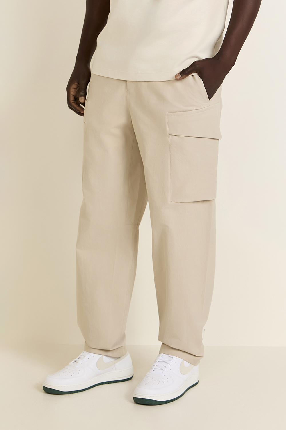 תמונת דוגמן קידמית של VersaTwill™ Relaxed-Fit Cargo Pant