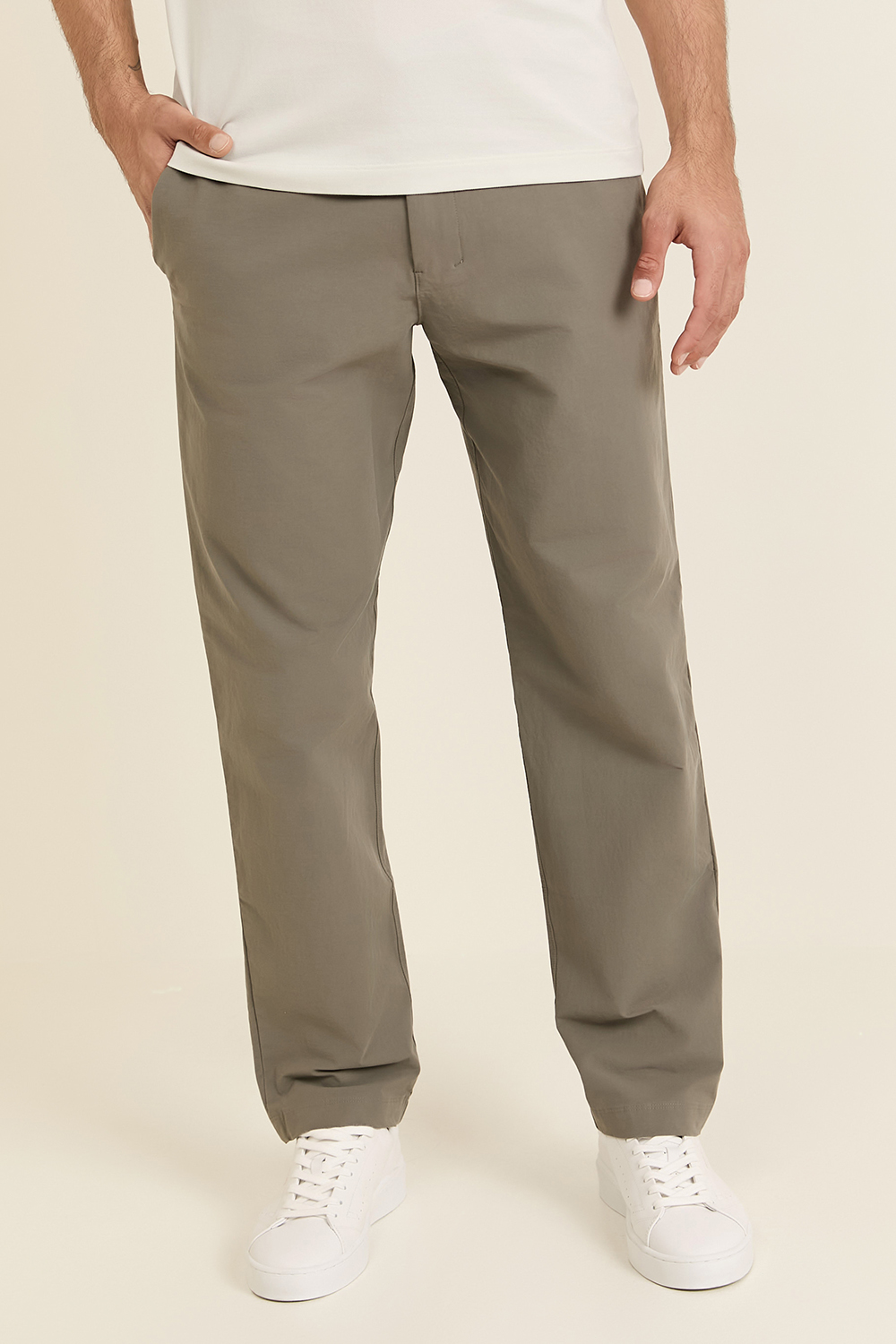 תמונת דוגמן קידמית של ABC Classic-Fit Trouser 32''L VersaTwill