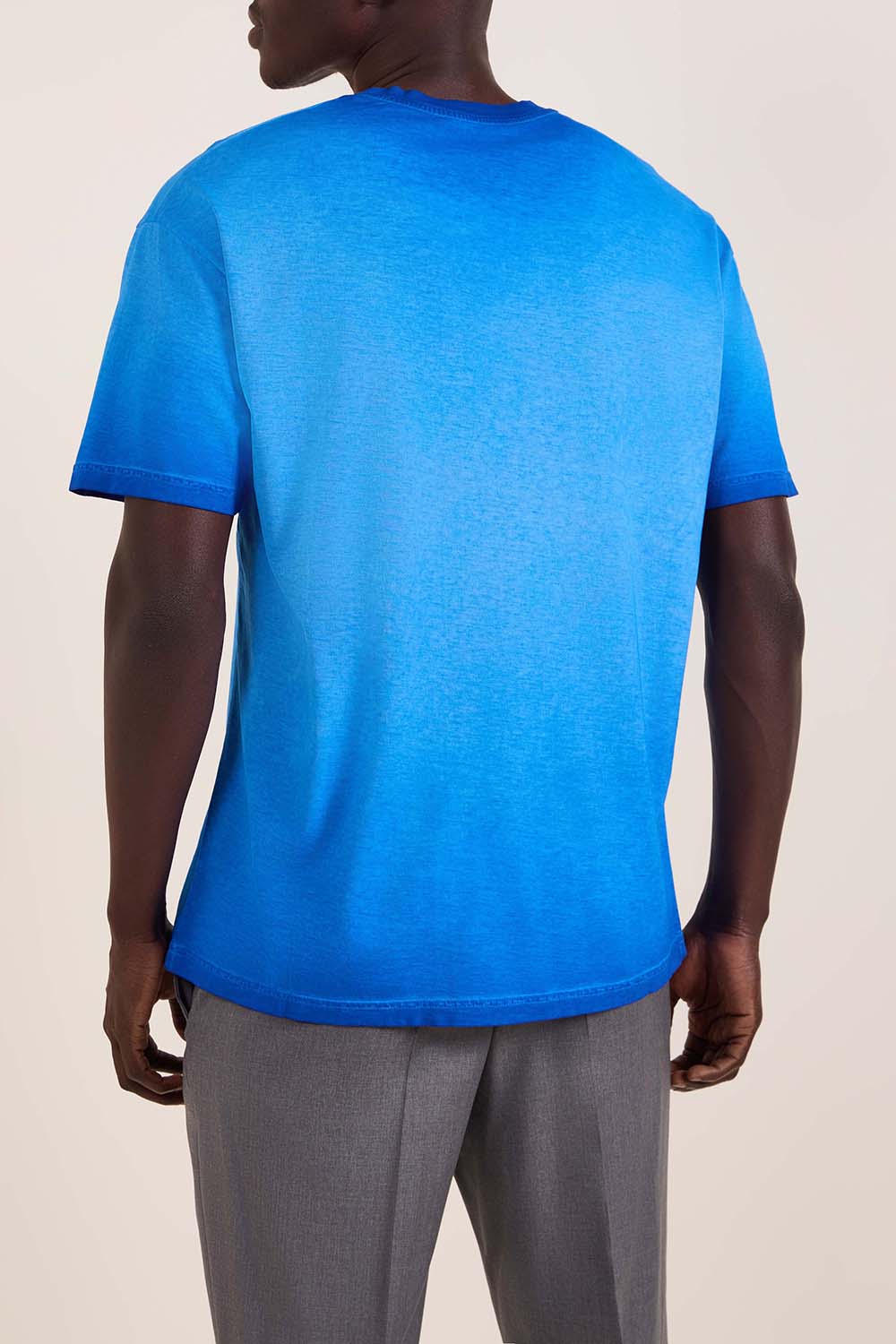 תמונת דוגמן אחורית של חולצת טי