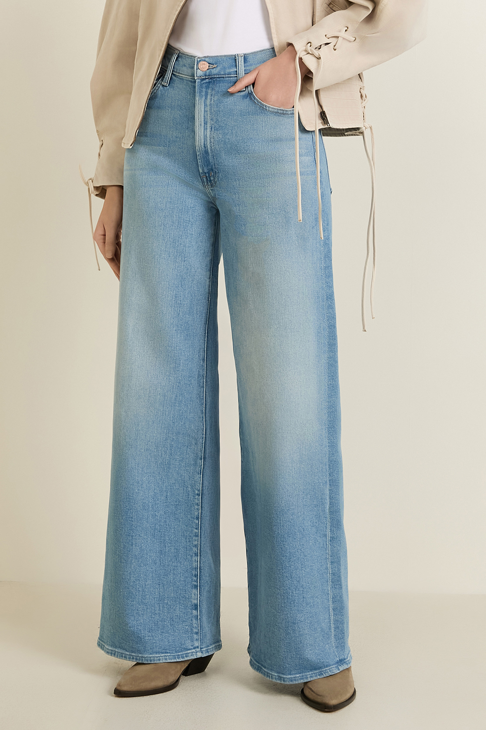 תמונת דוגמן קידמית של מכנסי ג'ינס רחבים