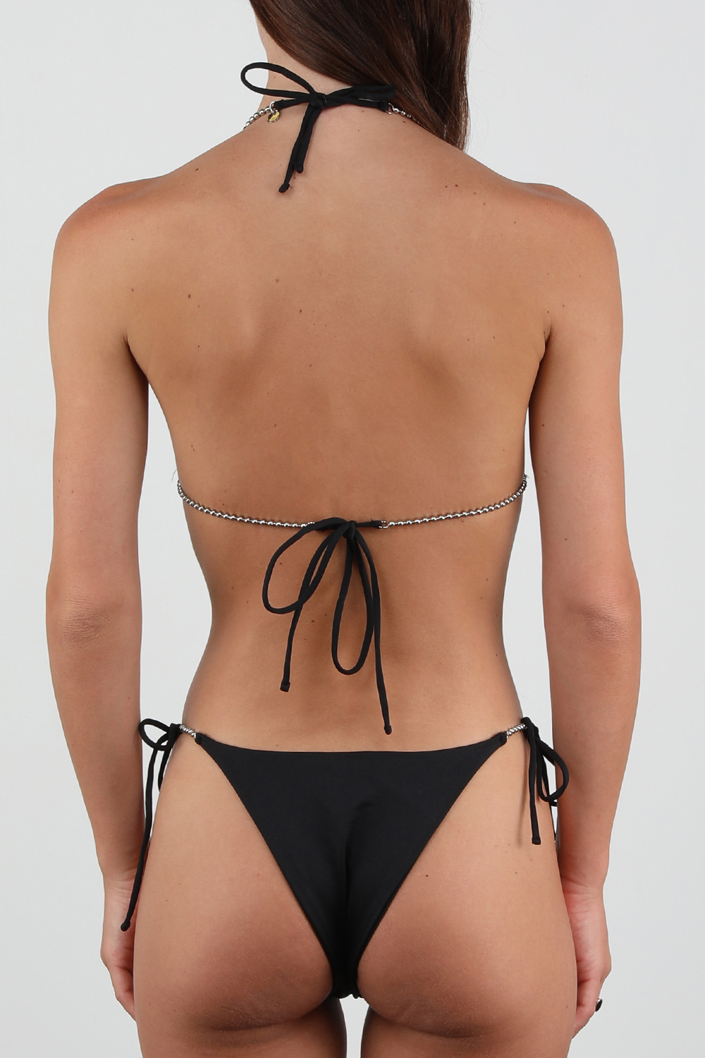 תמונת דוגמן אחורית של סט בגד ים בקיני שחור עם שרשרת כסופה