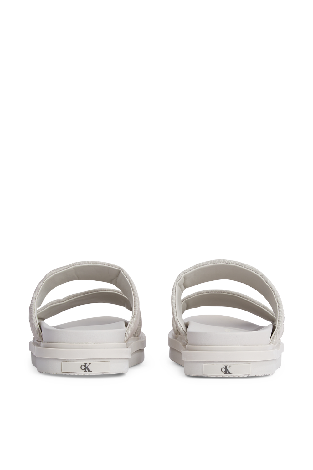 תמונת תקריב של כפכפי סליידס