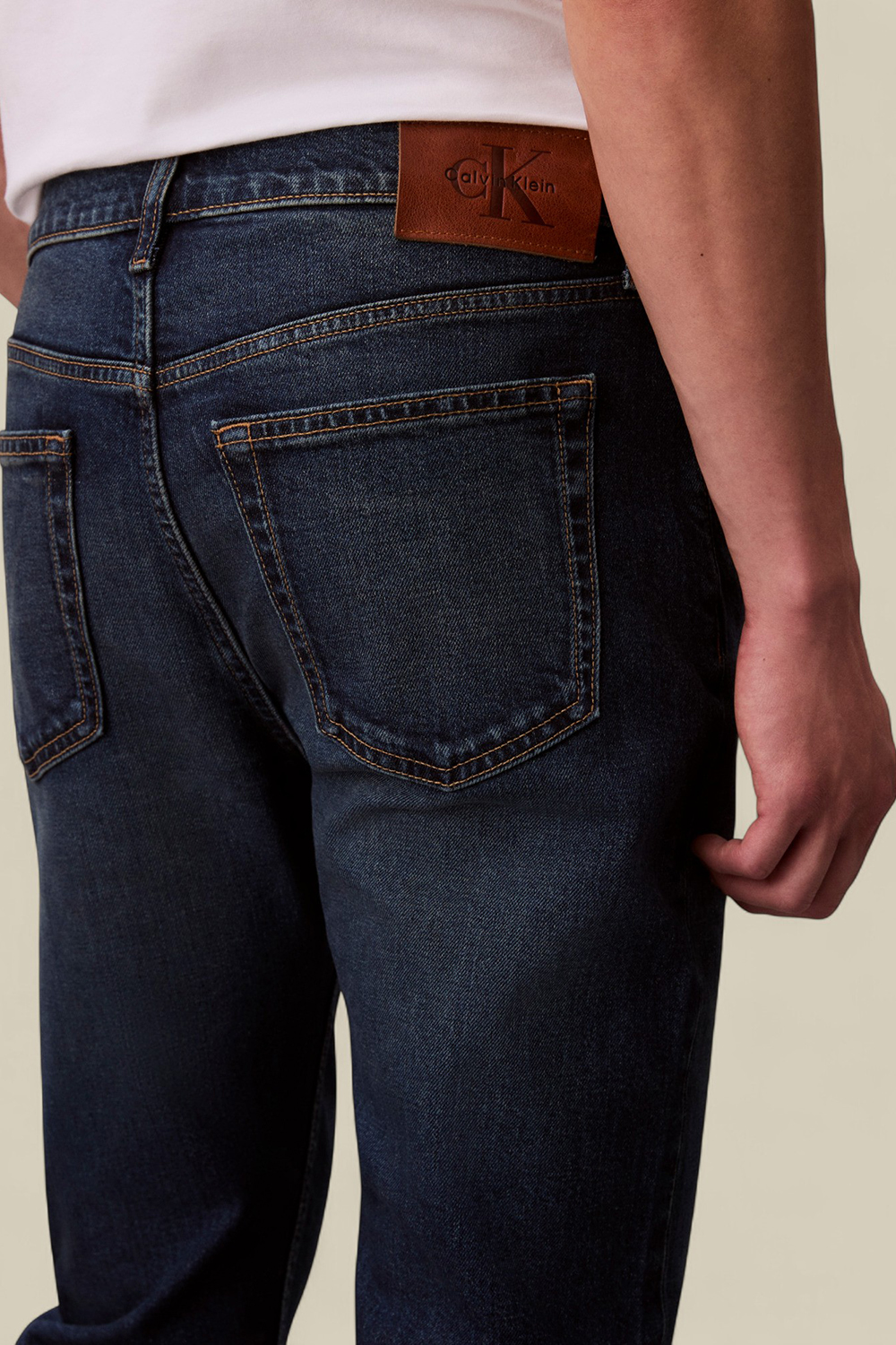 תמונת דוגמן אחורית של מכנסי ג'ינס סלים פיט