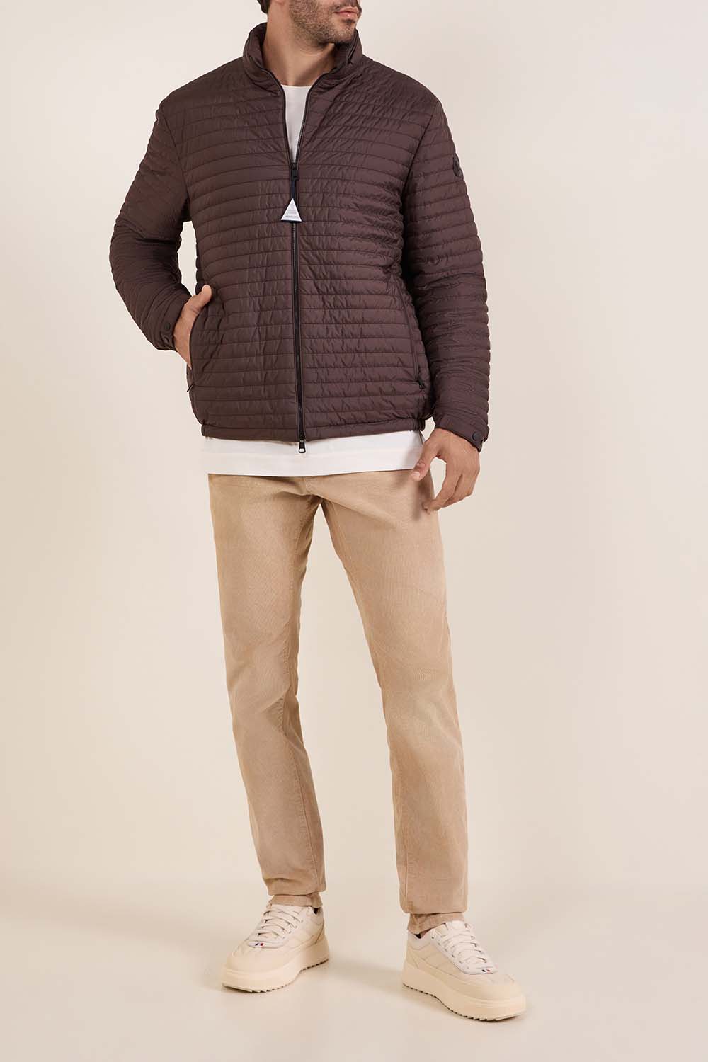 תמונת דוגמן קידמית של נעלי סניקרס