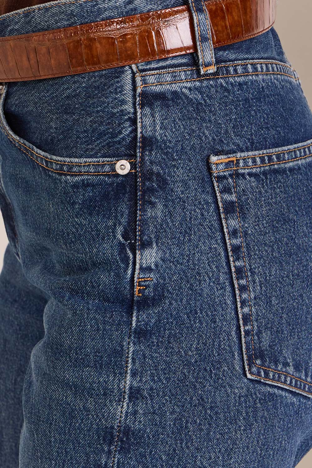 תמונת תקריב דוגמן של מכנסי ג'ינס בגזרת קרופ