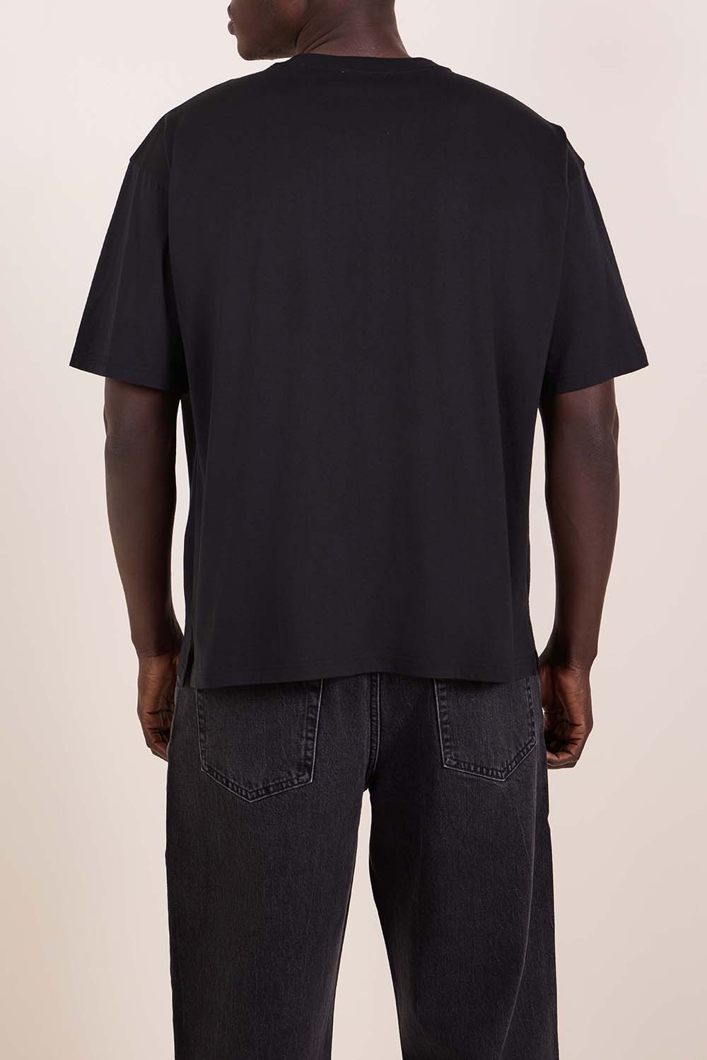 תמונת דוגמן אחורית של חולצת טי