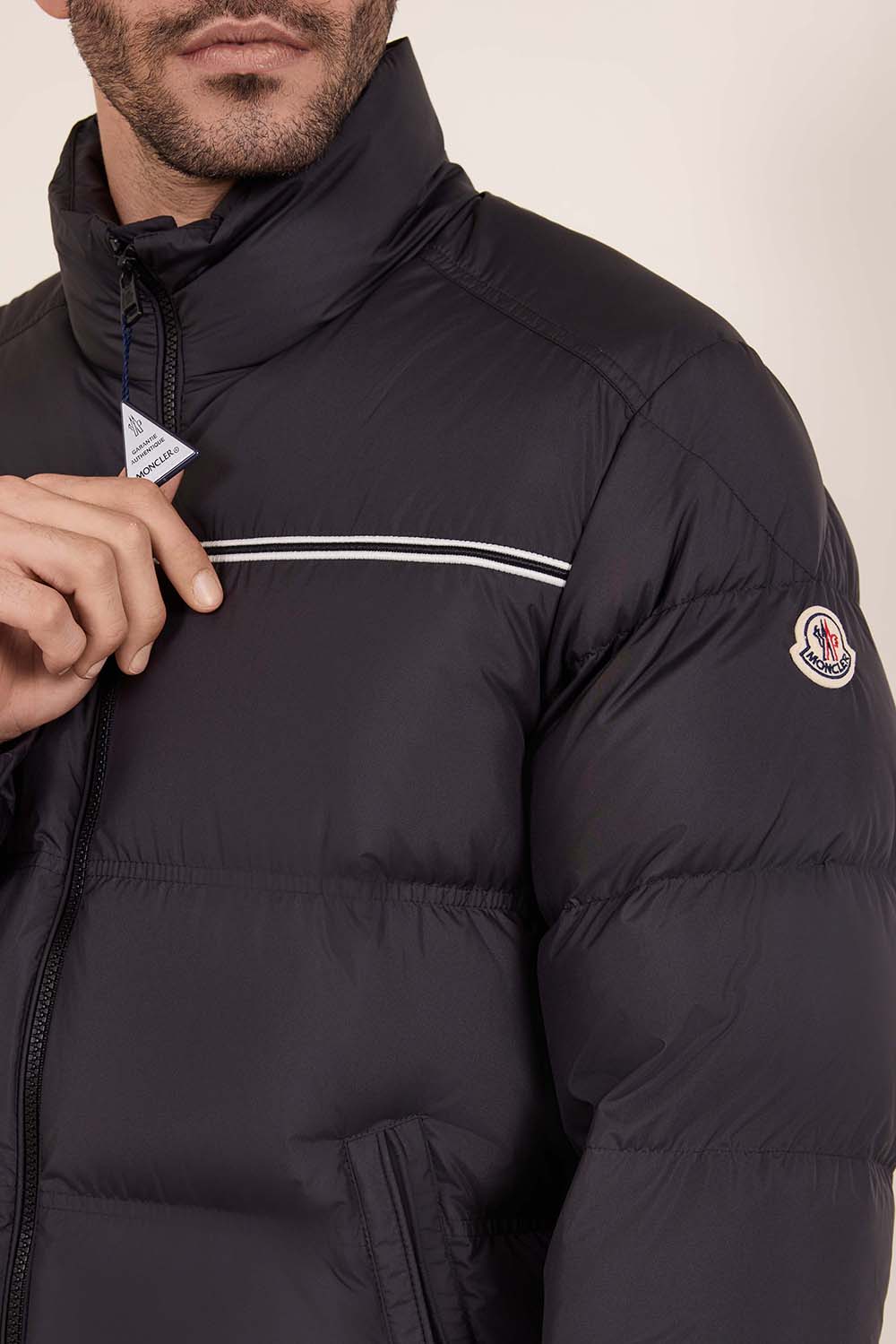 תמונת תקריב דוגמן של מעיל פוך