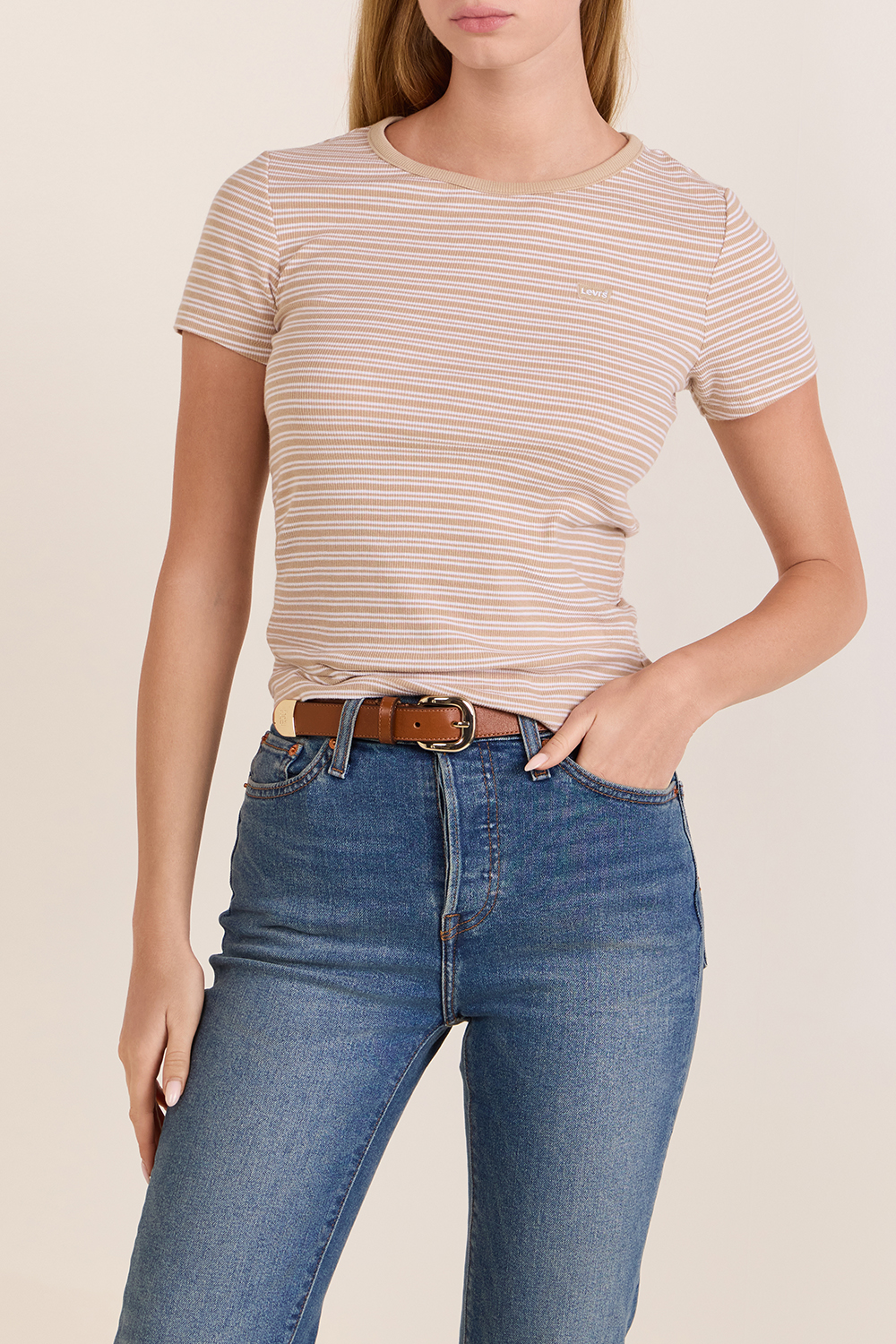 תמונת דוגמן קידמית של חולצת טי סלים פיט