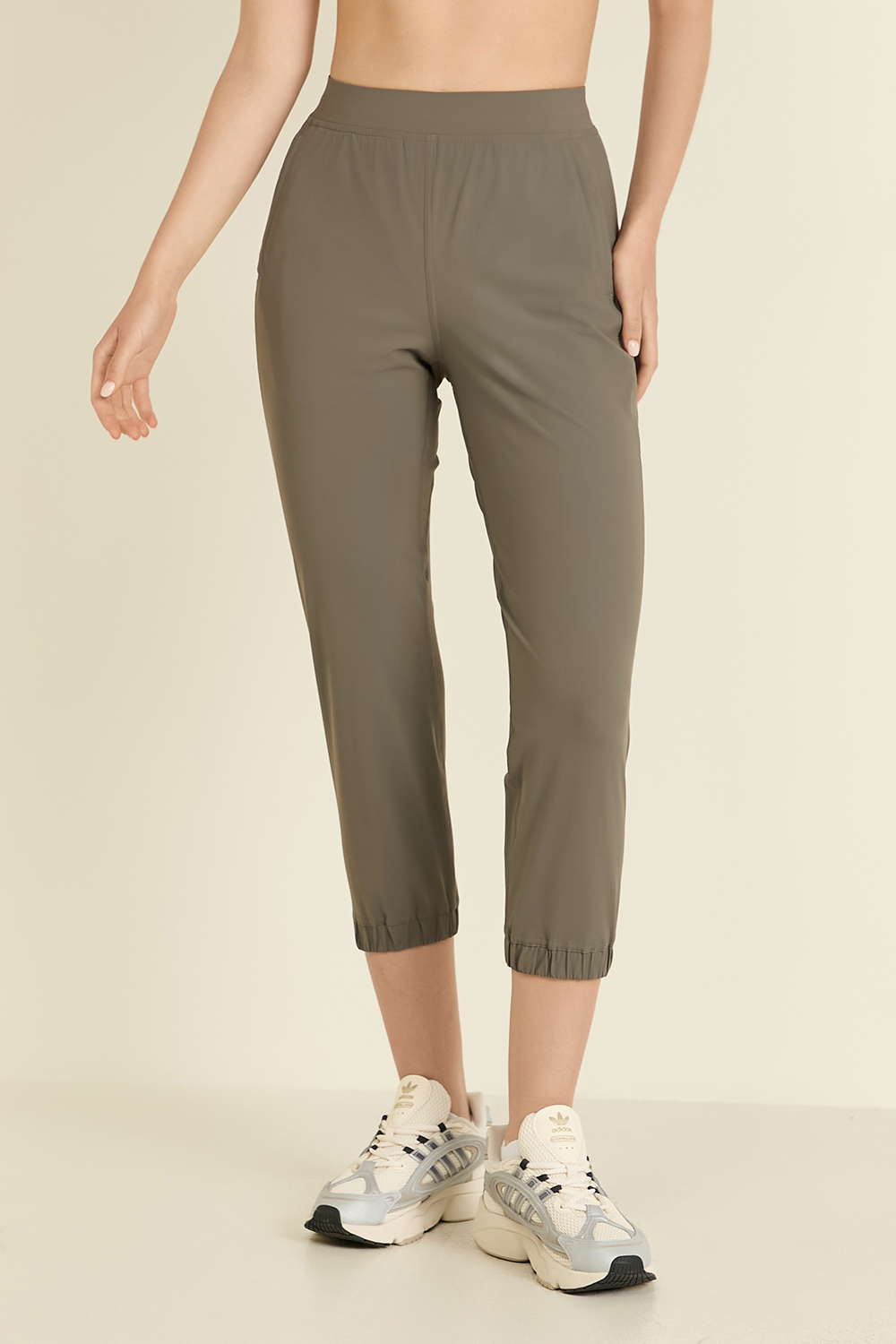 תמונת דוגמן קידמית של Adapted State High-Rise Cropped Jogger