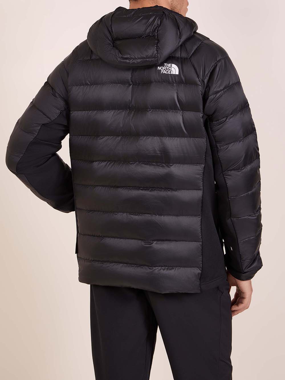 תמונת דוגמן אחורית של מעיל פוך בגזרה צרה