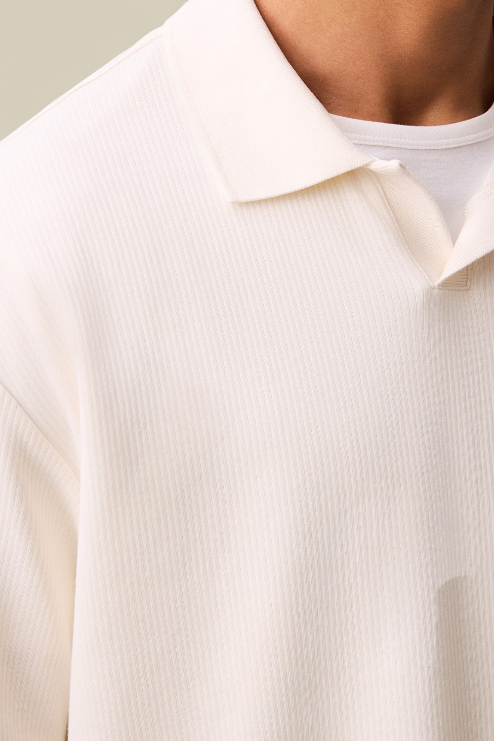 תמונת תקריב דוגמן של חולצת פולו ריב